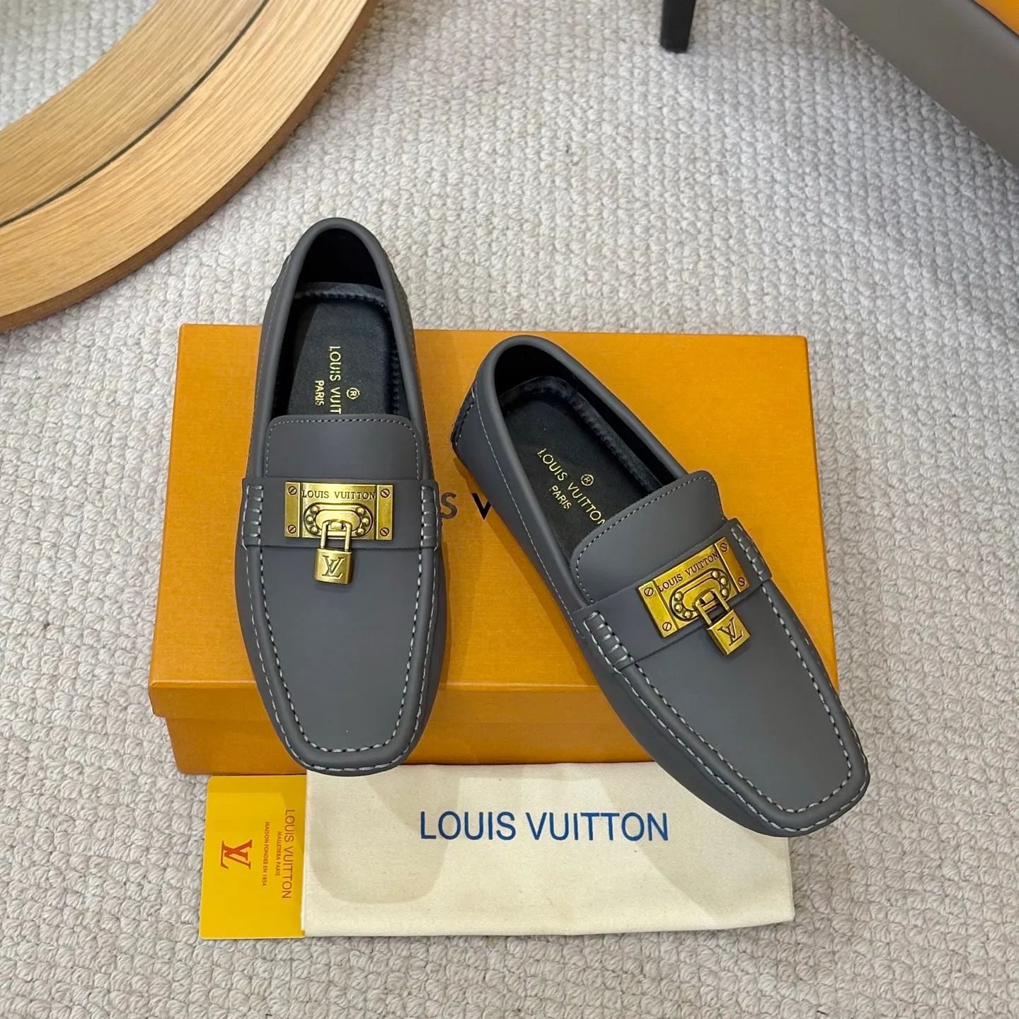 Men's men's shoes 💰420 (Yangli) LV 2⃣️0⃣️2⃣️5️⃣Spring and summer counter GLORIA series models ✈️Original factory special leather production, original last type. A classic driving slip-on casual shoe that shows an elegant style with exquisite craftsmanship details such as Monogram embossing all over the upper🌀Italian imported calfskin fabric Sheepskin foot pads➕Inside～Private mold replica sole Unique style Comfortable driving slip-on Size: 4-12 (38-46) Comes with [Counter packaging: original box, wrapping paper, card, instruction manual, shoehorn, cloth bag] No pressure to enter and leave the counter!